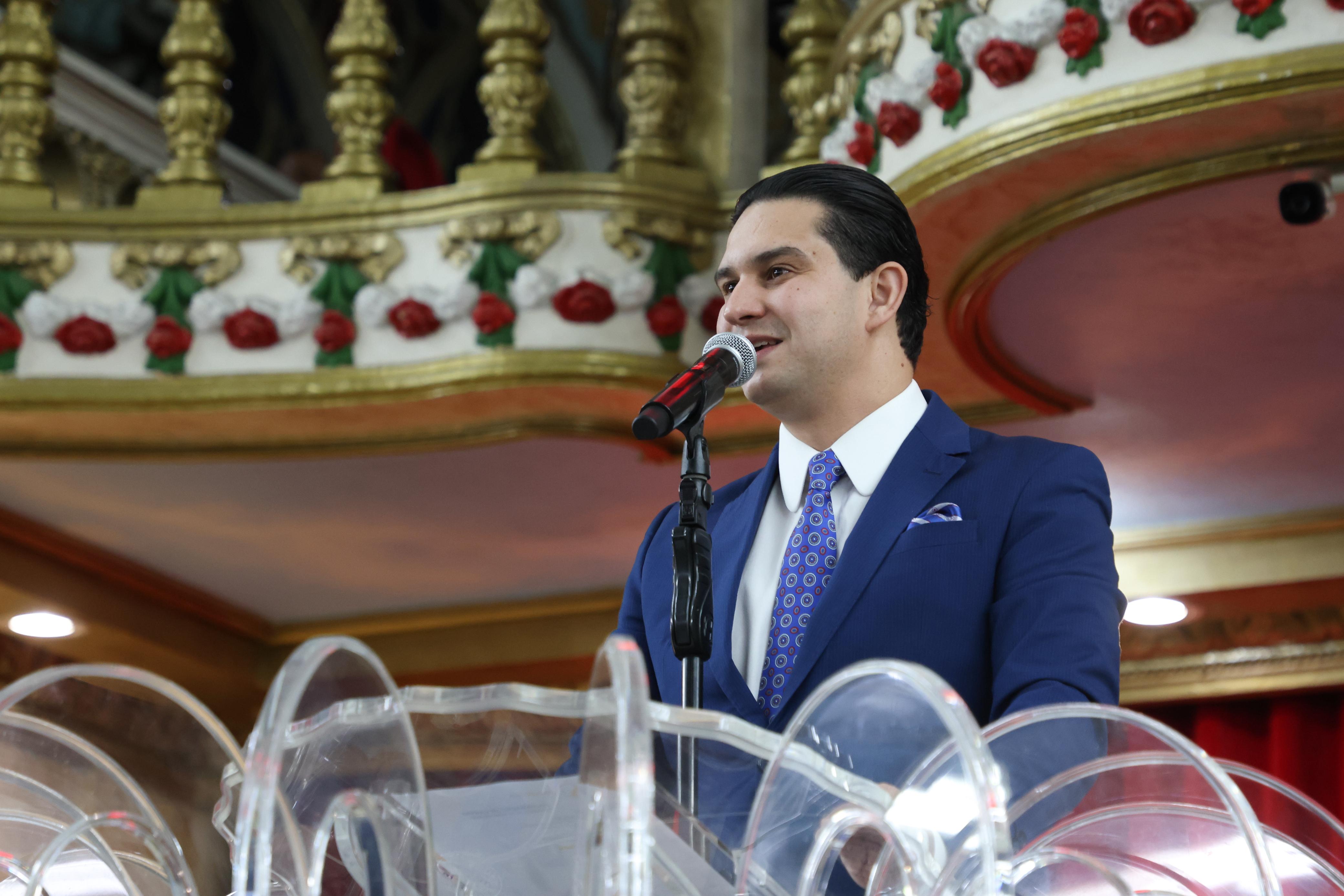 Pastor Paulo Ricardo ministrando ao microfone, autor de Algoritmos da Fé